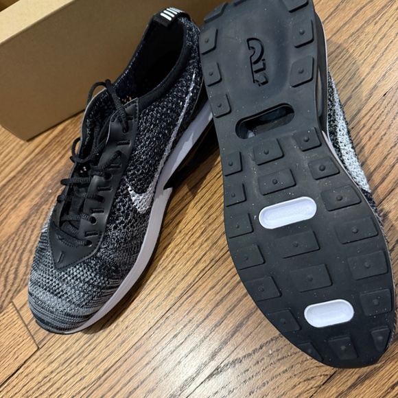 Nike Air Max Flyknit Racer Women’s 8.5 Black/White NIB - Picture 4 of 5